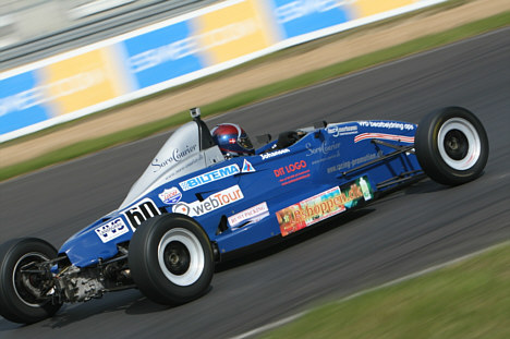 Det var primært bagenden på den blå Van Diemen-racer, konkurrenterne så i starten af løbene.